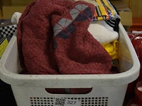 Wasmand met inhoud div kledij - afbeelding 3 van  3