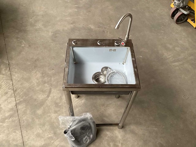 Wastafel met kraan en toebehoren. 75cm hoog - afbeelding 1 van  8