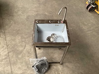 Wastafel met kraan en toebehoren. 75cm hoog - afbeelding 1 van  8