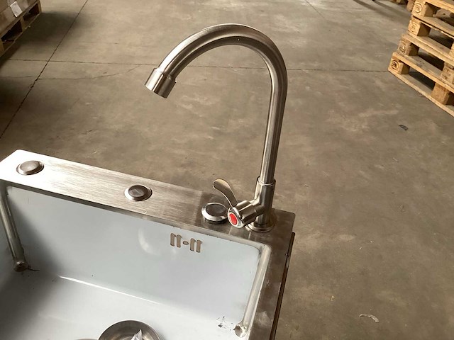 Wastafel met kraan en toebehoren. 75cm hoog - afbeelding 4 van  8