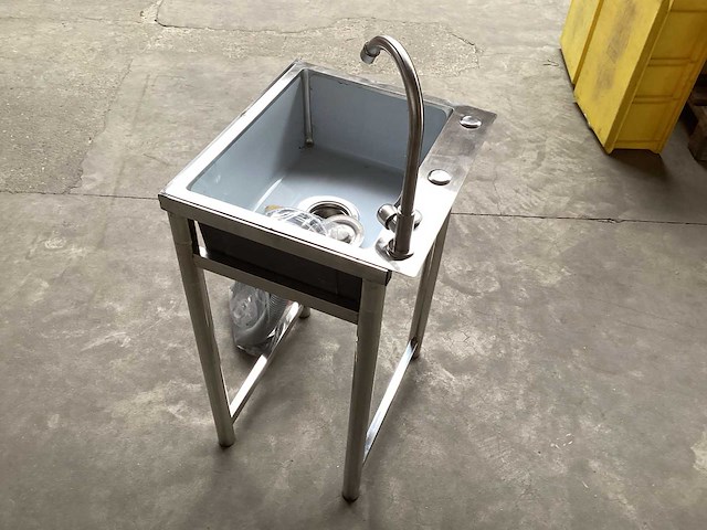 Wastafel met kraan en toebehoren. 75cm hoog - afbeelding 8 van  8