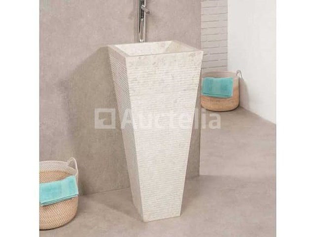 Waswasbak in de badkamer op een voetstuk van crèmekleurige piramidesteen - afbeelding 2 van  2