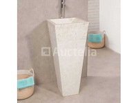 Waswasbak in de badkamer op een voetstuk van crèmekleurige piramidesteen - afbeelding 2 van  2