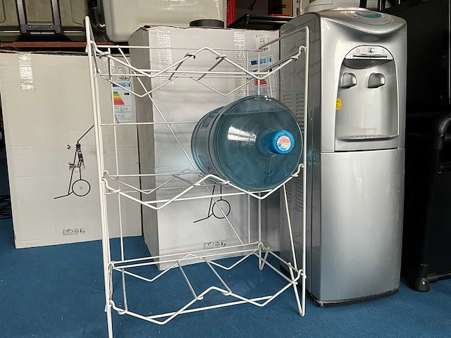 Waterdispenser koud-warm incl 4flessen water - afbeelding 1 van  2