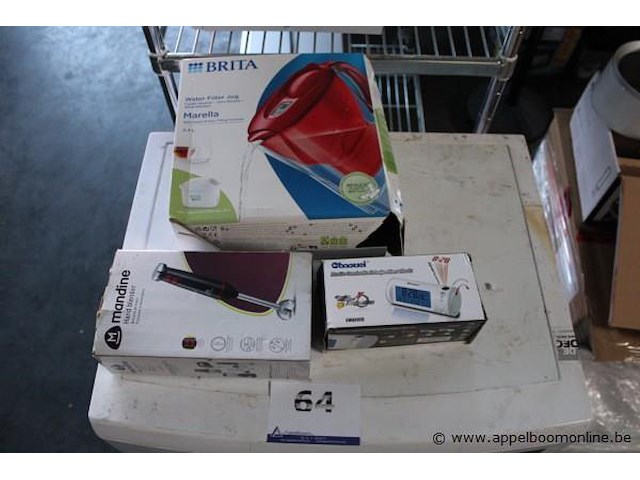 Waterfilterkan brita, staafmixer mandine, projectieklok - afbeelding 1 van  4