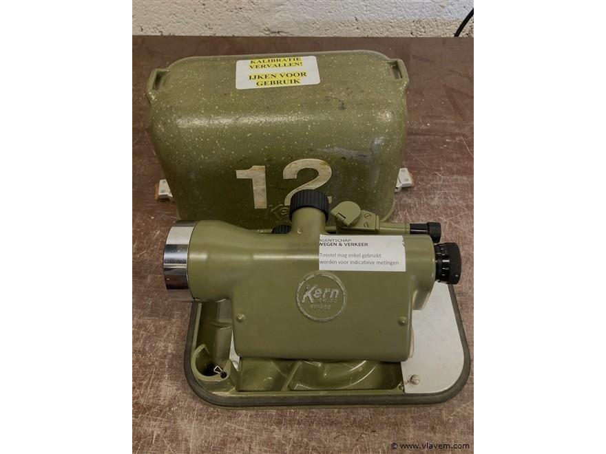 I.o.v. wegen en verkeer limburg: landmeters gereedschap. wo. totaalstations leica enz.