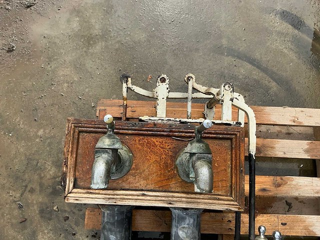 Waterpomp (afkomst residentie hofkleermaker leopold ii) - afbeelding 1 van  4