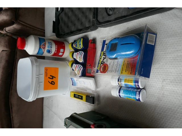 Watertester + producten voor reinigen zwembad - afbeelding 1 van  4