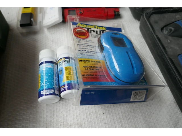 Watertester + producten voor reinigen zwembad - afbeelding 2 van  4