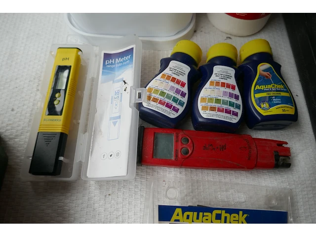 Watertester + producten voor reinigen zwembad - afbeelding 3 van  4