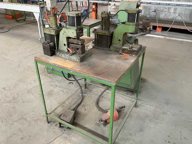 Wedi pneumatische stansmachine (2x) - afbeelding 1 van  5