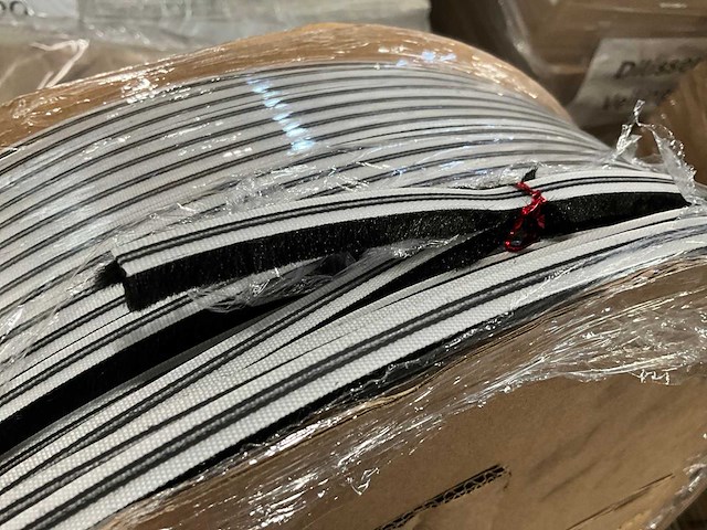 Weer/tochtstrips voor ramen en deuren op 250 meter-rol (16x) - (kp1010) - afbeelding 1 van  8