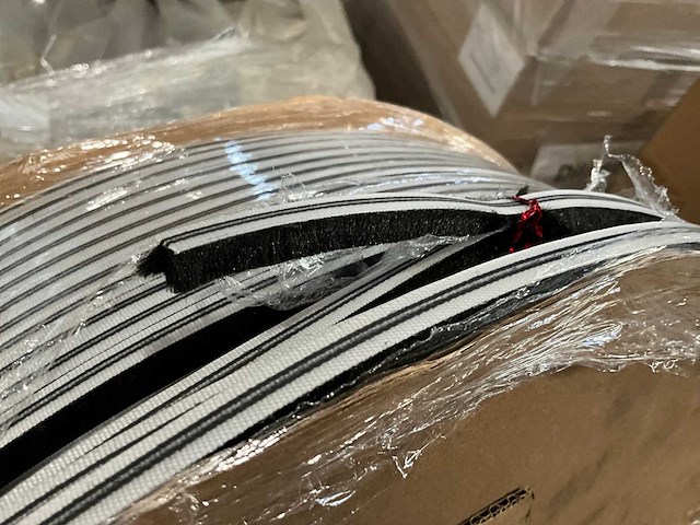 Weer/tochtstrips voor ramen en deuren op 250 meter-rol (36x) - (kp1010) - afbeelding 2 van  6