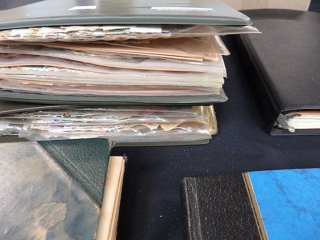 Wereldverzameling losse zegels in 2 mappen enorm veel zegels - afbeelding 1 van  5