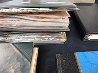 Wereldverzameling losse zegels in 2 mappen enorm veel zegels - afbeelding 1 van  5