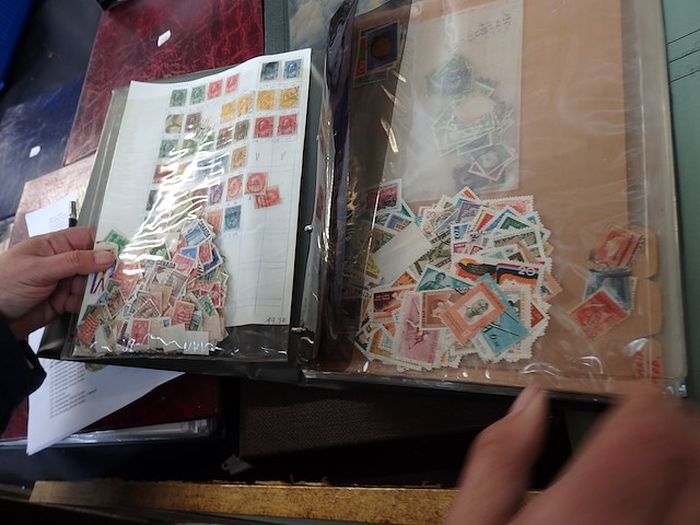 Wereldverzameling losse zegels in 2 mappen enorm veel zegels - afbeelding 2 van  5