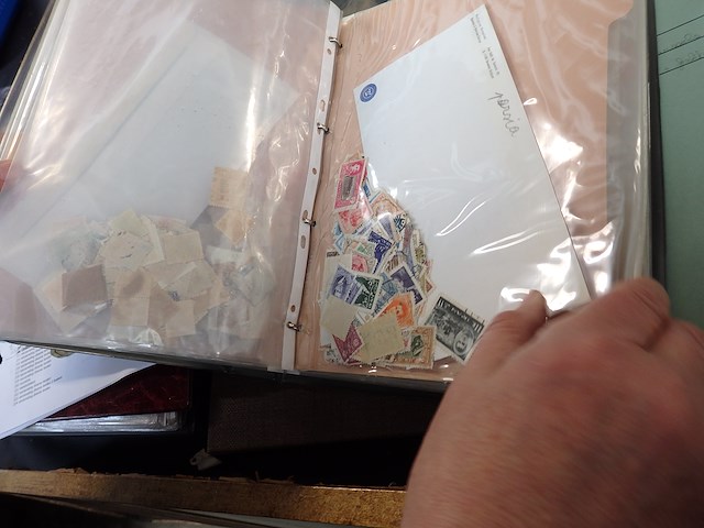 Wereldverzameling losse zegels in 2 mappen enorm veel zegels - afbeelding 3 van  5