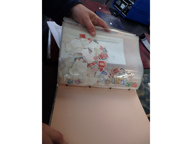 Wereldverzameling losse zegels in 2 mappen enorm veel zegels - afbeelding 4 van  5