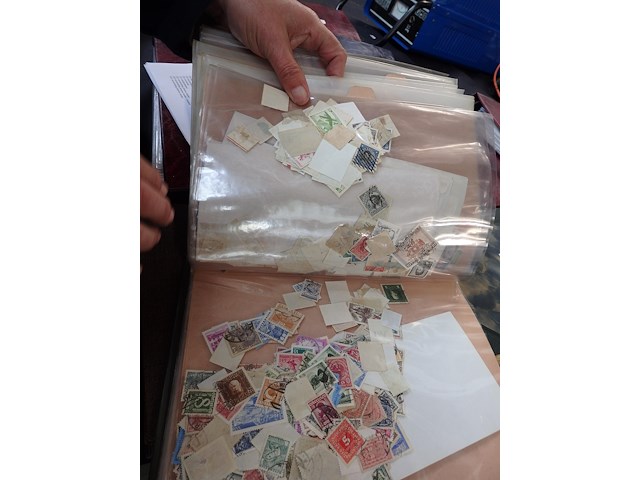 Wereldverzameling losse zegels in 2 mappen enorm veel zegels - afbeelding 5 van  5