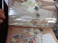 Wereldverzameling losse zegels in 2 mappen enorm veel zegels - afbeelding 5 van  5