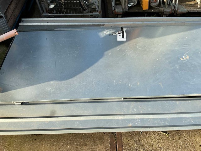 Werfdeur met omkasting - afbeelding 1 van  2