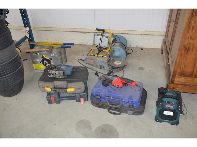 Werfradio maginon br10, slijpschijf powerplus pow20030, slijpschijf bosch pws750-125, handcirkelzaag trotec pcss-10-1400 in doos, schuurmachine bosch gss 23e in pvc koffer, poliermachine einhell bpp5 1100e in pvc koffer, laser topcraft op statief - afbeelding 1 van  36