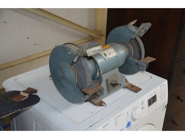 Werfradio maginon br10, slijpschijf powerplus pow20030, slijpschijf bosch pws750-125, handcirkelzaag trotec pcss-10-1400 in doos, schuurmachine bosch gss 23e in pvc koffer, poliermachine einhell bpp5 1100e in pvc koffer, laser topcraft op statief - afbeelding 14 van  36