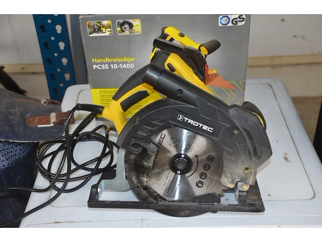 Werfradio maginon br10, slijpschijf powerplus pow20030, slijpschijf bosch pws750-125, handcirkelzaag trotec pcss-10-1400 in doos, schuurmachine bosch gss 23e in pvc koffer, poliermachine einhell bpp5 1100e in pvc koffer, laser topcraft op statief - afbeelding 20 van  36