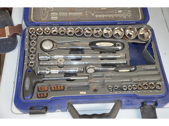 Werfradio maginon br10, slijpschijf powerplus pow20030, slijpschijf bosch pws750-125, handcirkelzaag trotec pcss-10-1400 in doos, schuurmachine bosch gss 23e in pvc koffer, poliermachine einhell bpp5 1100e in pvc koffer, laser topcraft op statief - afbeelding 28 van  36
