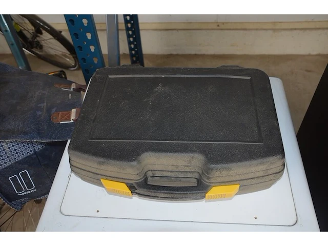 Werfradio maginon br10, slijpschijf powerplus pow20030, slijpschijf bosch pws750-125, handcirkelzaag trotec pcss-10-1400 in doos, schuurmachine bosch gss 23e in pvc koffer, poliermachine einhell bpp5 1100e in pvc koffer, laser topcraft op statief - afbeelding 33 van  36