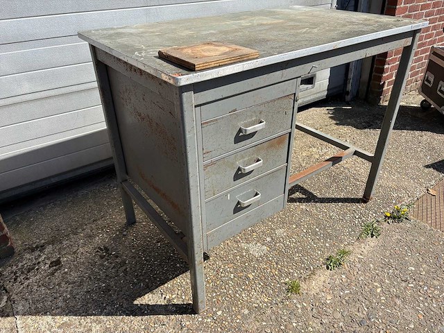 Werkbank - various garage inventory - afbeelding 2 van  4