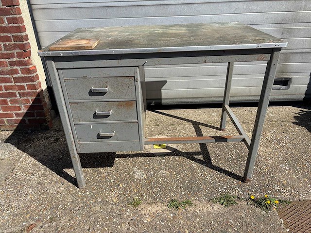 Werkbank - various garage inventory - afbeelding 1 van  4