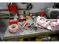 Werkbank en inhoud - afbeelding 7 van  21