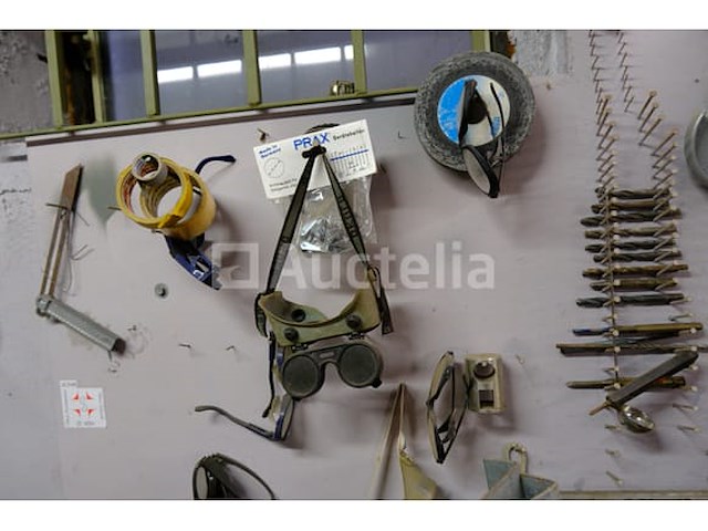 Werkbank en inhoud - afbeelding 10 van  21