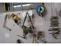 Werkbank en inhoud - afbeelding 10 van  21