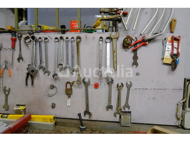 Werkbank en inhoud - afbeelding 11 van  21