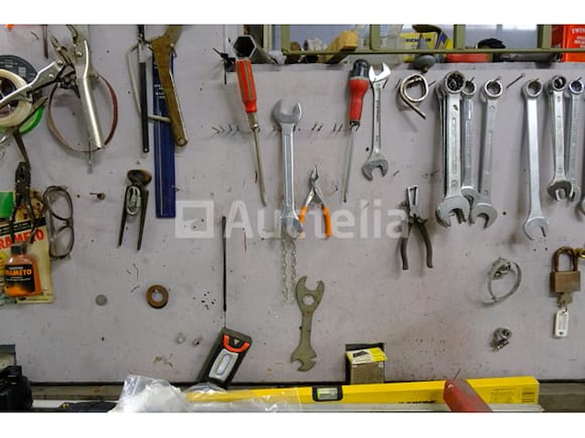 Werkbank en inhoud - afbeelding 13 van  21