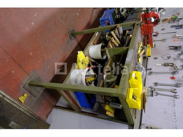 Werkbank en inhoud - afbeelding 18 van  21