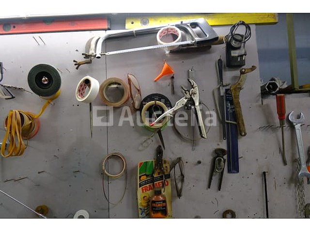 Werkbank en inhoud - afbeelding 19 van  21