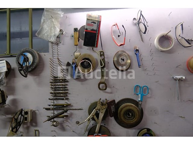 Werkbank en inhoud - afbeelding 21 van  21