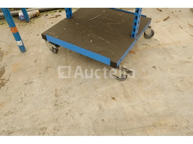 Werkbank en werkplaatskar (lot 189 bis) - afbeelding 1 van  9