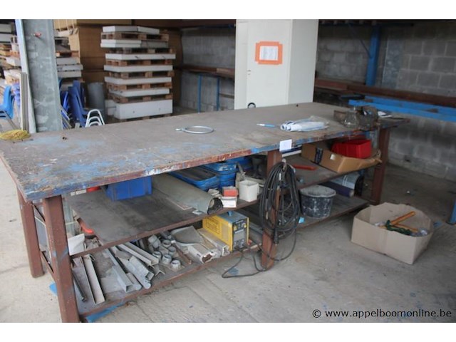 Werkbank met 1 en bankschroef, lasapparaat magnum profi inverter snake200p, kabels en diverse materialen, werking niet gekend - afbeelding 1 van  3