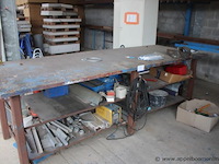 Werkbank met 1 en bankschroef, lasapparaat magnum profi inverter snake200p, kabels en diverse materialen, werking niet gekend - afbeelding 1 van  3