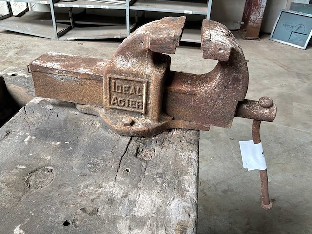 Werkbank met bankschroef - afbeelding 5 van  6