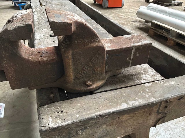 Werkbank met bankschroef - afbeelding 6 van  6