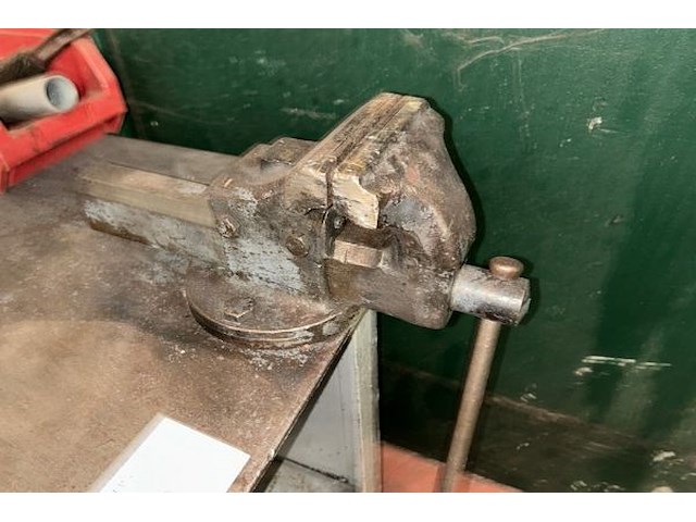 Werkbank met bankschroef - afbeelding 2 van  6