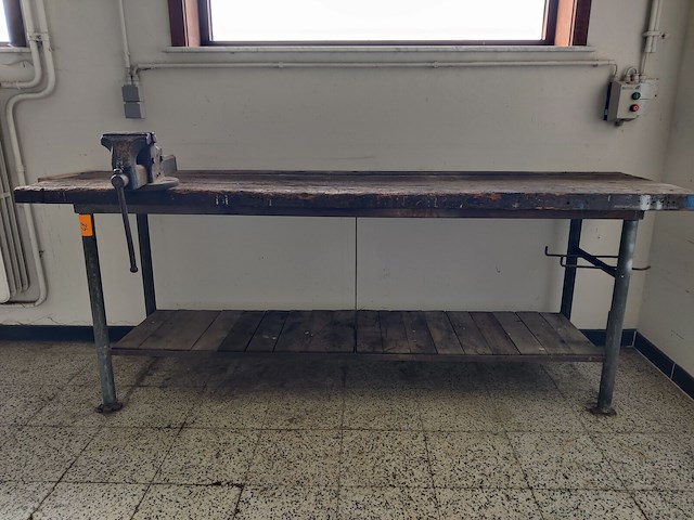 Werkbank met bankschroef - afbeelding 1 van  3