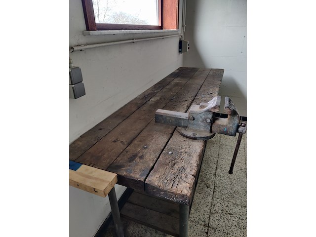 Werkbank met bankschroef - afbeelding 2 van  3