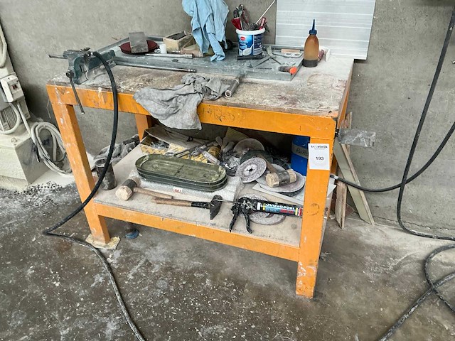 Werkbank met bankschroef - afbeelding 1 van  4