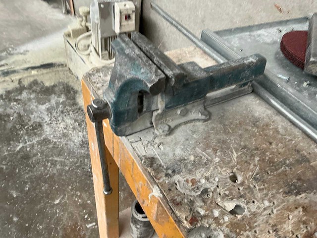 Werkbank met bankschroef - afbeelding 4 van  4